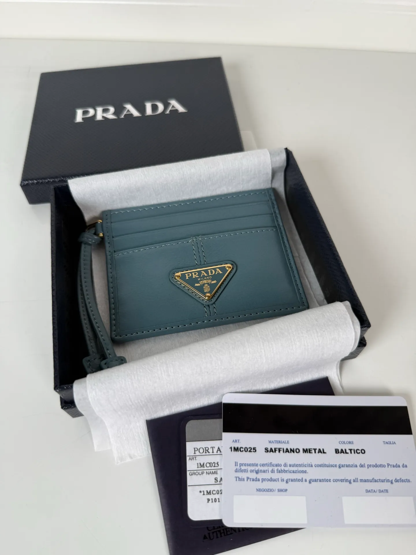 💰340, P Home ➡️ Unisex small card holder, blue oil wax leather triangle mark, model 1MC025, original quality, made of imported oil wax leather, 6 card slots ➕ One middle sandwich, can hold multiple cards and zeros 💰, size 11.2×8.5cm, real shot, what you see is what you get