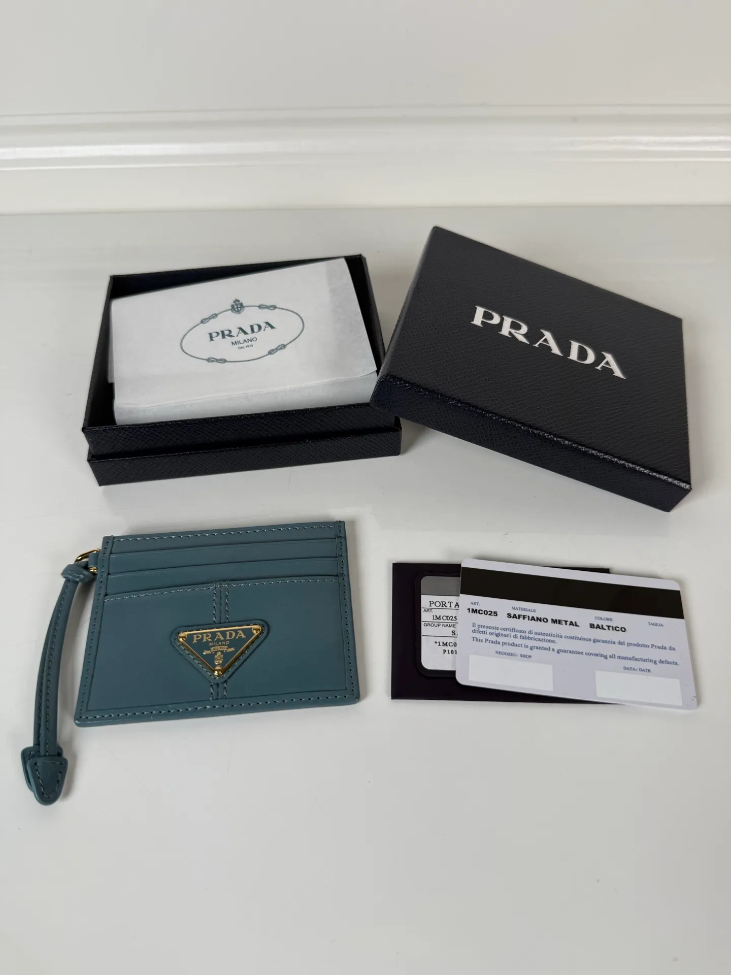 💰340, P Home ➡️ Unisex small card holder, blue oil wax leather triangle mark, model 1MC025, original quality, made of imported oil wax leather, 6 card slots ➕ One middle sandwich, can hold multiple cards and zeros 💰, size 11.2×8.5cm, real shot, what you see is what you get