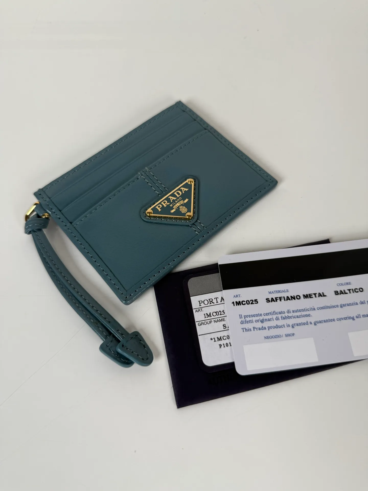 💰340, P Home ➡️ Unisex small card holder, blue oil wax leather triangle mark, model 1MC025, original quality, made of imported oil wax leather, 6 card slots ➕ One middle sandwich, can hold multiple cards and zeros 💰, size 11.2×8.5cm, real shot, what you see is what you get