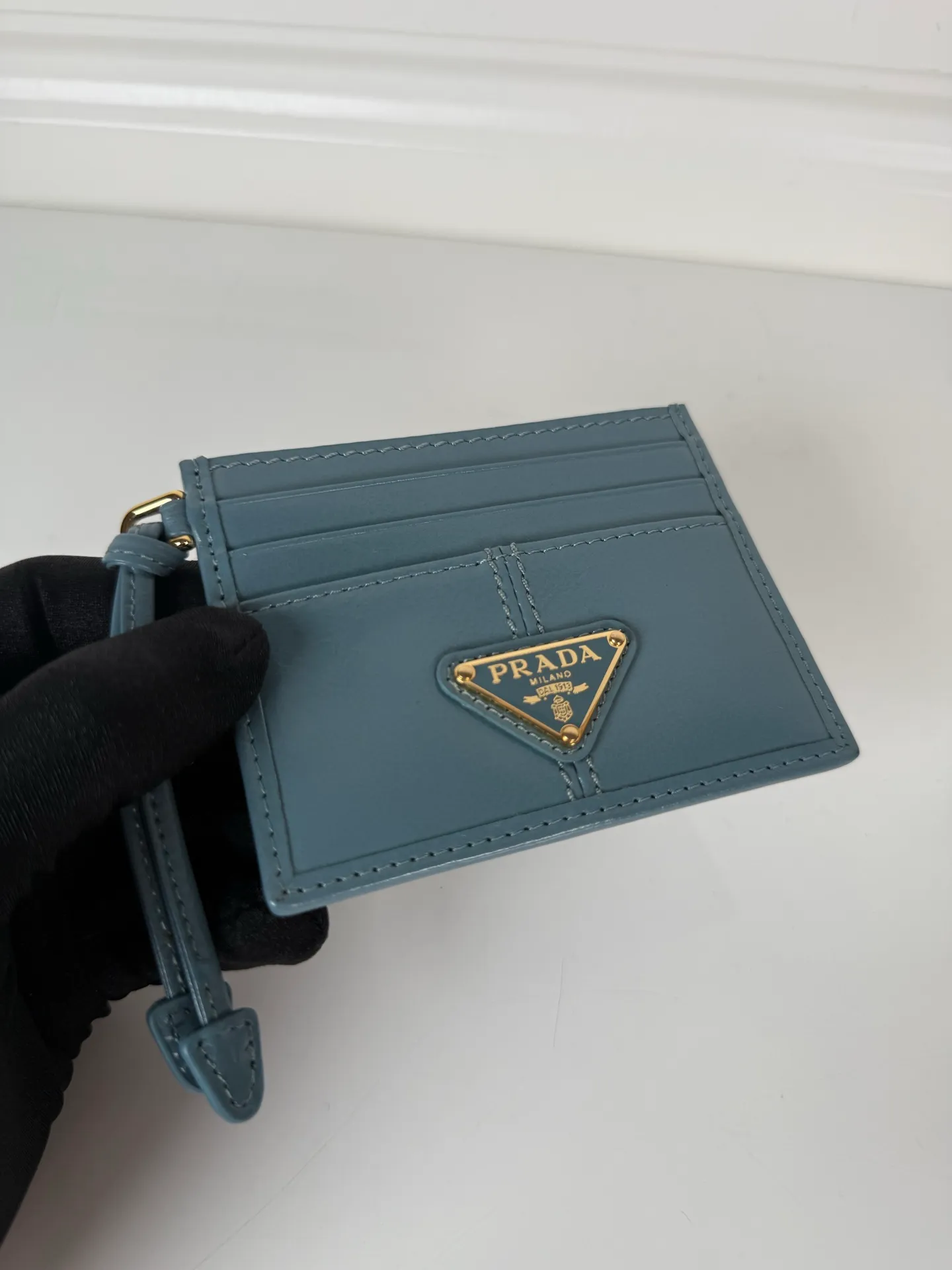 💰340, P Home ➡️ Unisex small card holder, blue oil wax leather triangle mark, model 1MC025, original quality, made of imported oil wax leather, 6 card slots ➕ One middle sandwich, can hold multiple cards and zeros 💰, size 11.2×8.5cm, real shot, what you see is what you get