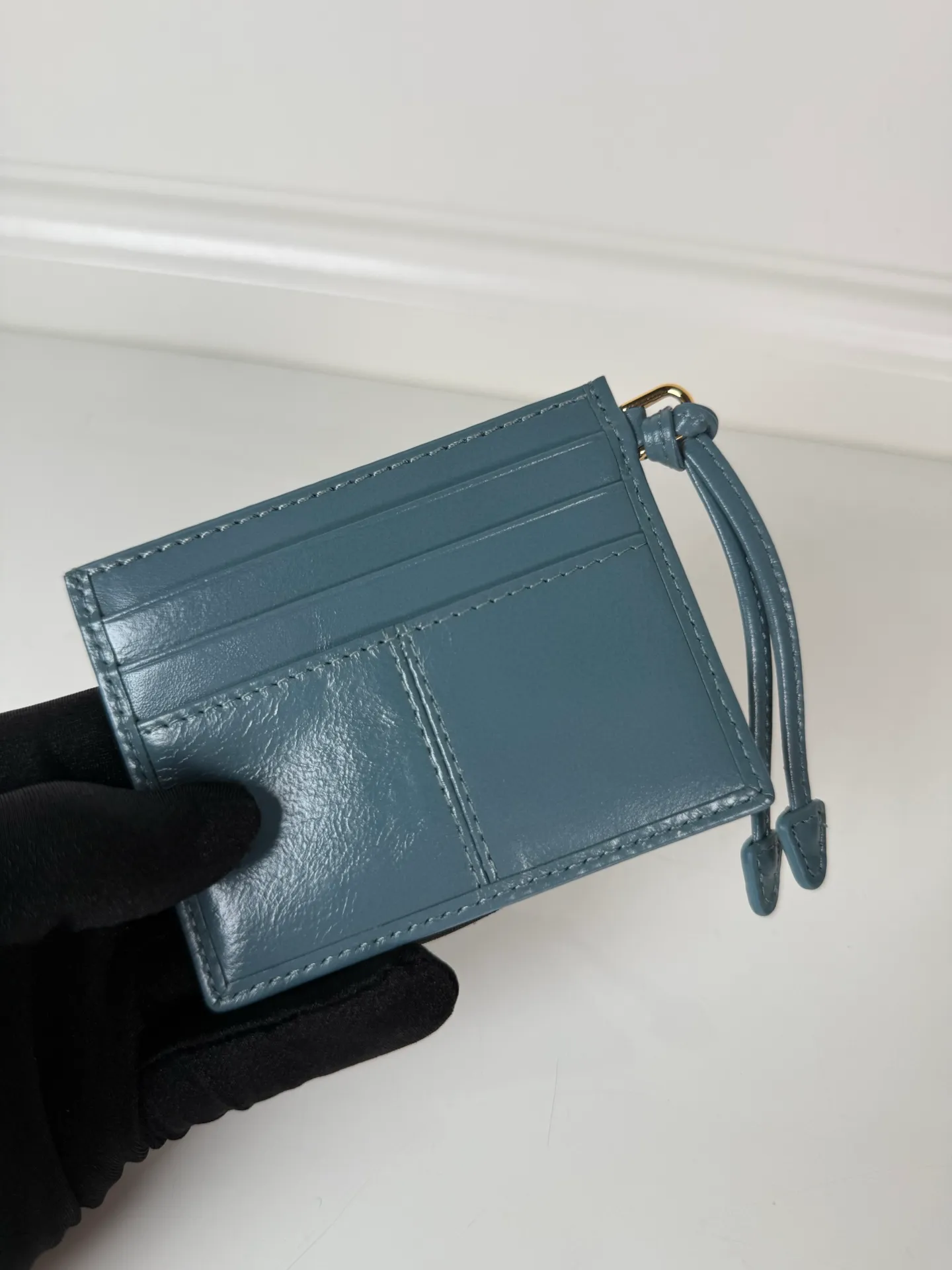 💰340, P Home ➡️ Unisex small card holder, blue oil wax leather triangle mark, model 1MC025, original quality, made of imported oil wax leather, 6 card slots ➕ One middle sandwich, can hold multiple cards and zeros 💰, size 11.2×8.5cm, real shot, what you see is what you get