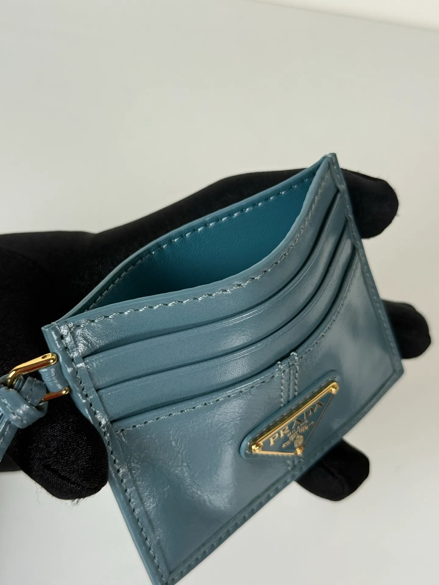 💰340, P Home ➡️ Unisex small card holder, blue oil wax leather triangle mark, model 1MC025, original quality, made of imported oil wax leather, 6 card slots ➕ One middle sandwich, can hold multiple cards and zeros 💰, size 11.2×8.5cm, real shot, what you see is what you get
