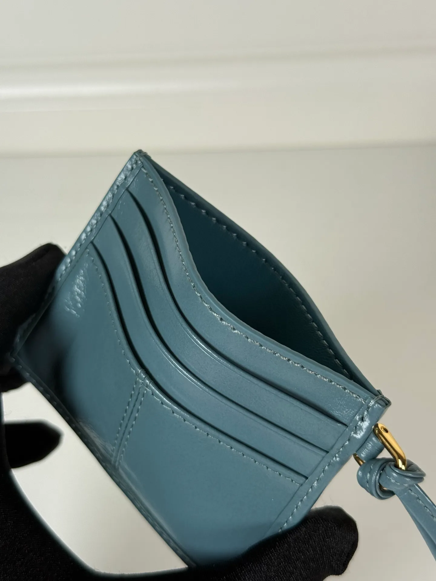 💰340, P Home ➡️ Unisex small card holder, blue oil wax leather triangle mark, model 1MC025, original quality, made of imported oil wax leather, 6 card slots ➕ One middle sandwich, can hold multiple cards and zeros 💰, size 11.2×8.5cm, real shot, what you see is what you get