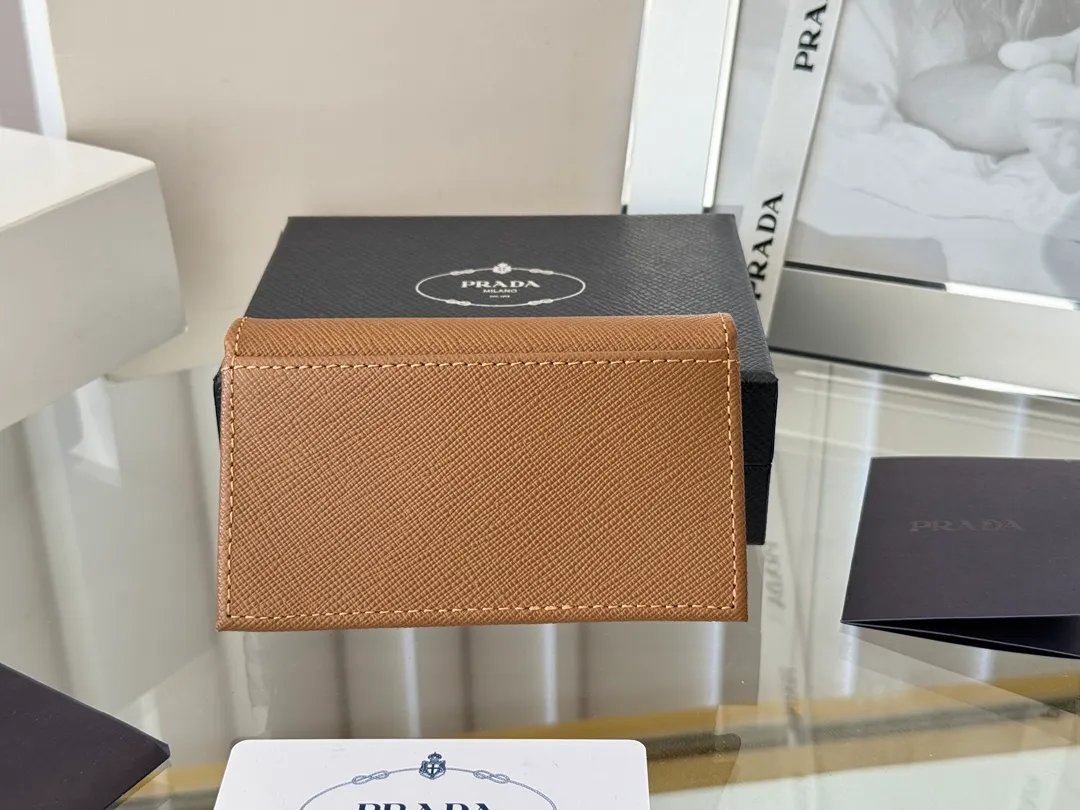 Prada classic card holder, model 1MC122, made of cross-grain cowhide, size 6.5×2.5×11cm, adopts snap button opening and closing design, and has two slots for cards or receipts. This exquisite card holder is small and convenient, with sufficient capacity. It can be placed in the bag for easy storage. It can also be used to make separate items when going out every day. Hot 🔥Hot-selling item, taken in kind, what you see is what you get
