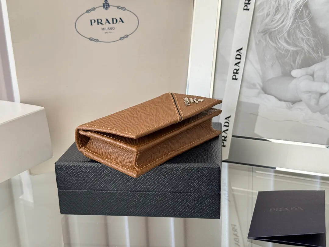 Prada classic card holder, model 1MC122, made of cross-grain cowhide, size 6.5×2.5×11cm, adopts snap button opening and closing design, and has two slots for cards or receipts. This exquisite card holder is small and convenient, with sufficient capacity. It can be placed in the bag for easy storage. It can also be used to make separate items when going out every day. Hot 🔥Hot-selling item, taken in kind, what you see is what you get