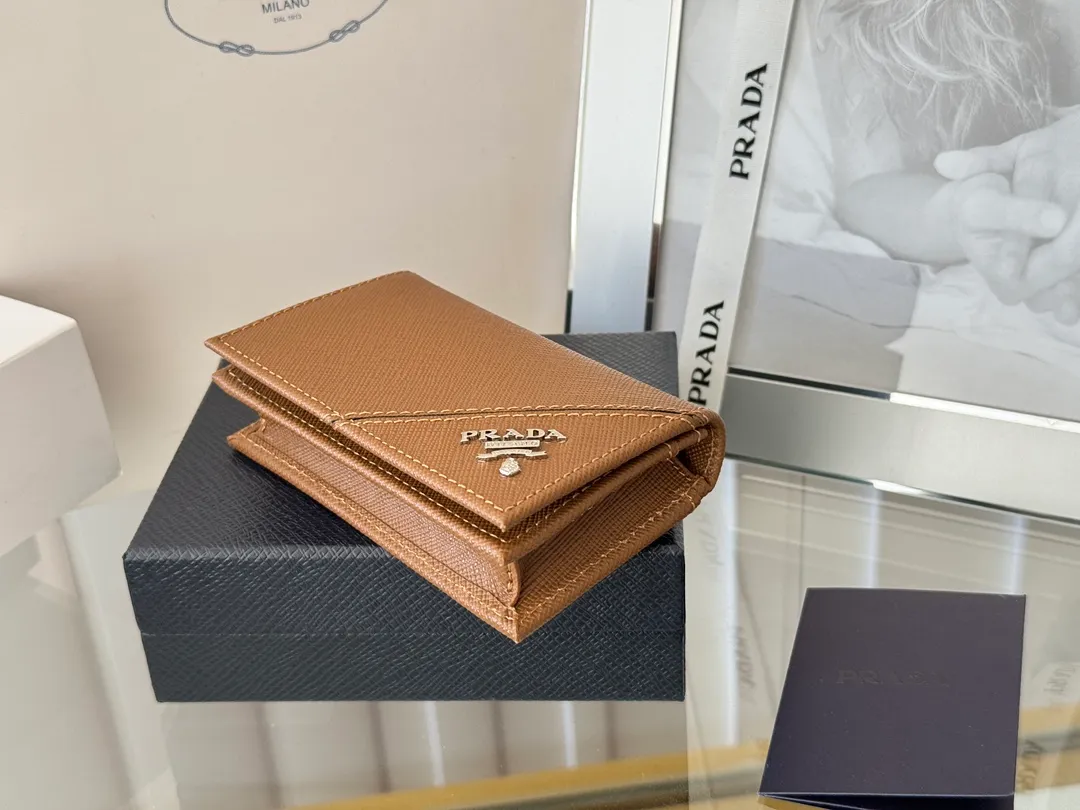 Prada classic card holder, model 1MC122, made of cross-grain cowhide, size 6.5×2.5×11cm, adopts snap button opening and closing design, and has two slots for cards or receipts. This exquisite card holder is small and convenient, with sufficient capacity. It can be placed in the bag for easy storage. It can also be used to make separate items when going out every day. Hot 🔥Hot-selling item, taken in kind, what you see is what you get