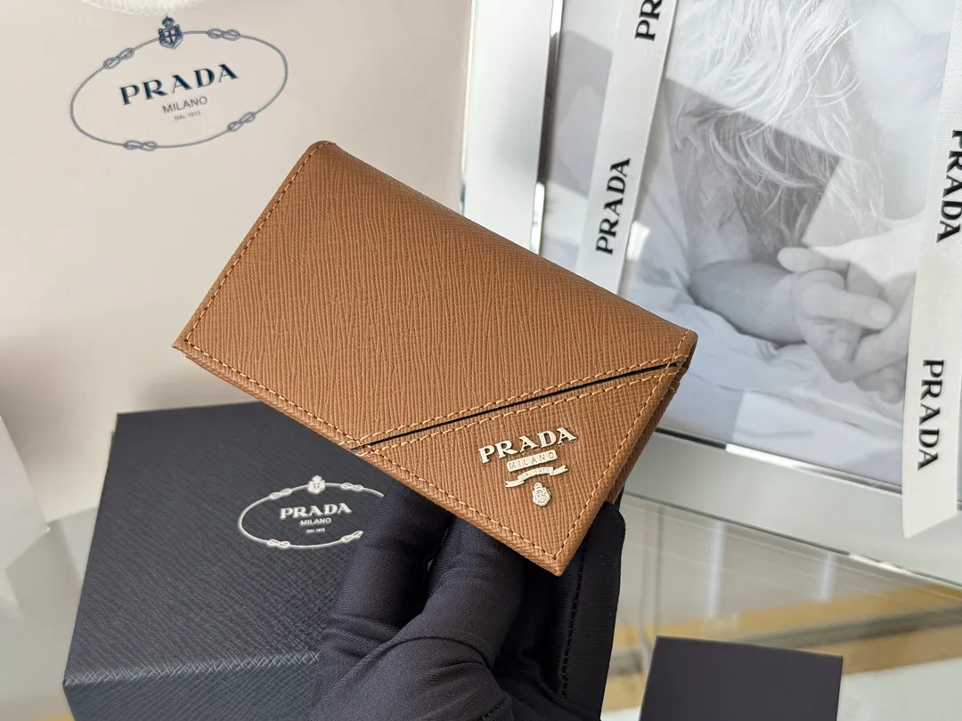 Prada classic card holder, model 1MC122, made of cross-grain cowhide, size 6.5×2.5×11cm, adopts snap button opening and closing design, and has two slots for cards or receipts. This exquisite card holder is small and convenient, with sufficient capacity. It can be placed in the bag for easy storage. It can also be used to make separate items when going out every day. Hot 🔥Hot-selling item, taken in kind, what you see is what you get