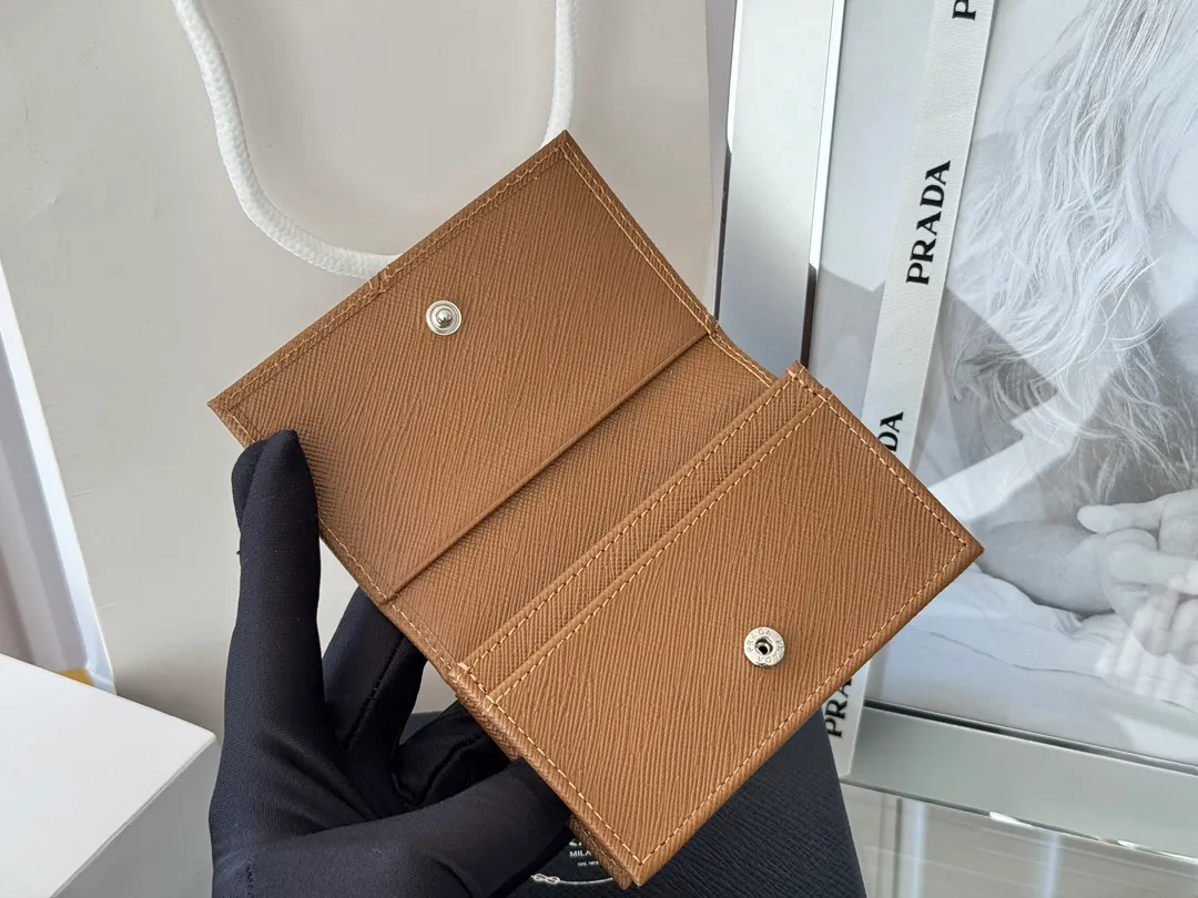 Prada classic card holder, model 1MC122, made of cross-grain cowhide, size 6.5×2.5×11cm, adopts snap button opening and closing design, and has two slots for cards or receipts. This exquisite card holder is small and convenient, with sufficient capacity. It can be placed in the bag for easy storage. It can also be used to make separate items when going out every day. Hot 🔥Hot-selling item, taken in kind, what you see is what you get