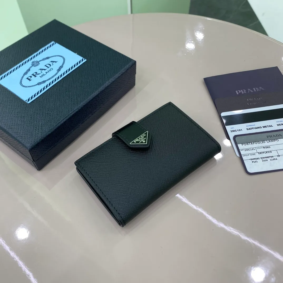 P380 [Top original order] PRADA's new card holder💼Classic, simple and fashionable, authentic development, model 2MC101, color: black, inner code 164 OEM code💋 This card holder is made of Saffiano leather, with a single-tone design style, the unique Prada triangle logo, elegant and beautiful. This style is designed with six bank card slots and two slip pockets inside to ensure the safety of personal belongings. It is a piece worth collecting. 🏅️🏅️🏅️Size: 11*7cm