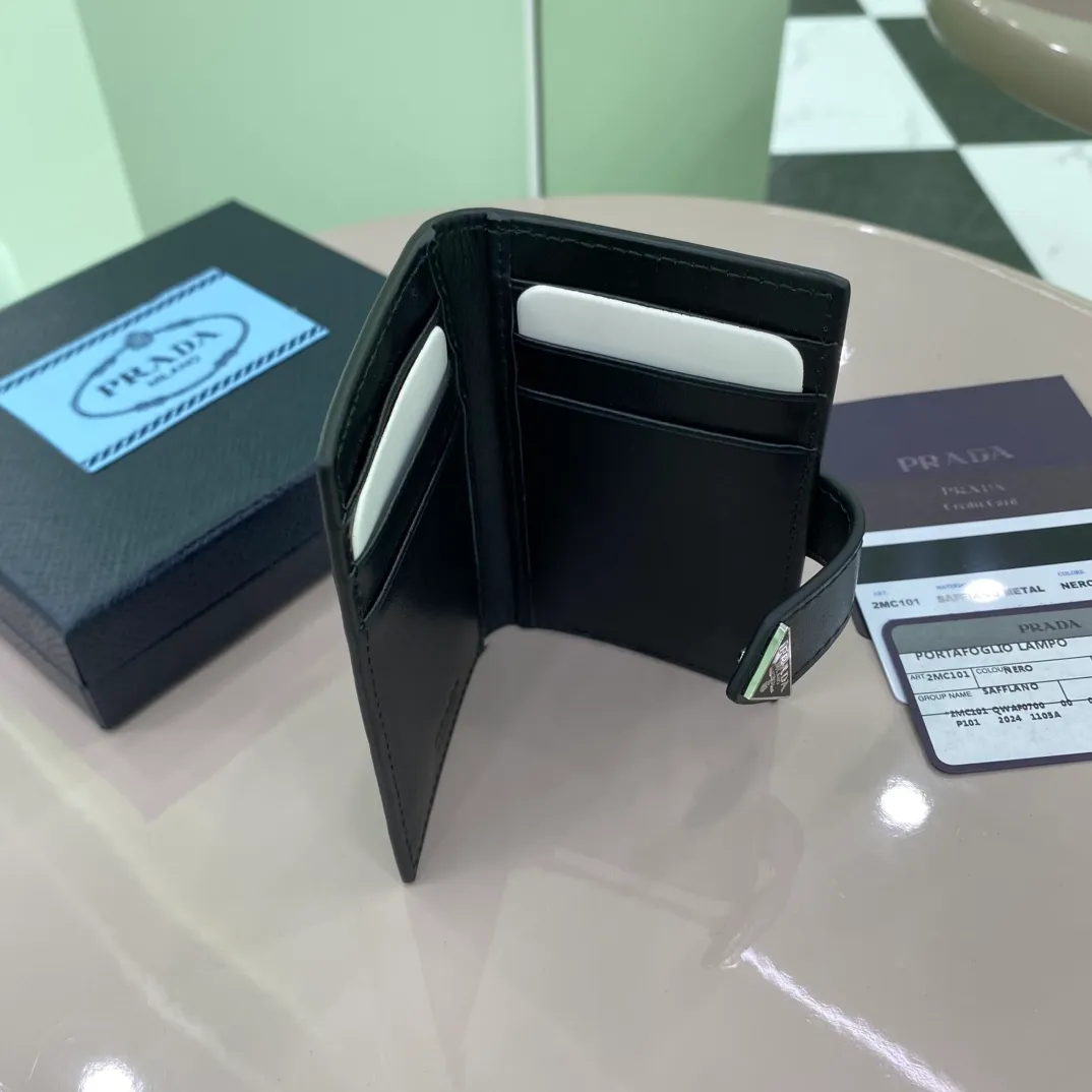 P380 [Top original order] PRADA's new card holder💼Classic, simple and fashionable, authentic development, model 2MC101, color: black, inner code 164 OEM code💋 This card holder is made of Saffiano leather, with a single-tone design style, the unique Prada triangle logo, elegant and beautiful. This style is designed with six bank card slots and two slip pockets inside to ensure the safety of personal belongings. It is a piece worth collecting. 🏅️🏅️🏅️Size: 11*7cm