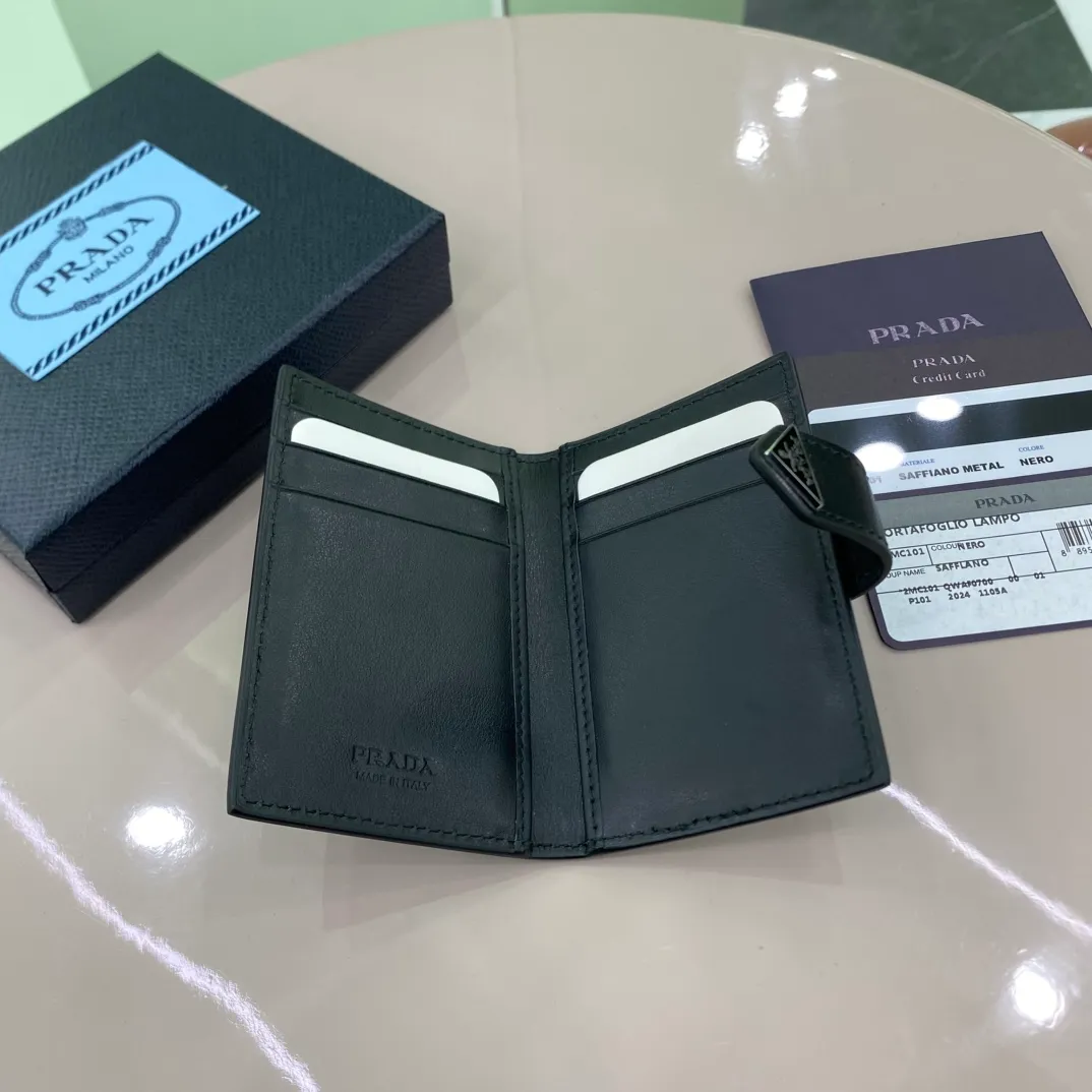 P380 [Top original order] PRADA's new card holder💼Classic, simple and fashionable, authentic development, model 2MC101, color: black, inner code 164 OEM code💋 This card holder is made of Saffiano leather, with a single-tone design style, the unique Prada triangle logo, elegant and beautiful. This style is designed with six bank card slots and two slip pockets inside to ensure the safety of personal belongings. It is a piece worth collecting. 🏅️🏅️🏅️Size: 11*7cm