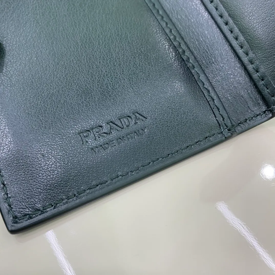 P380 [Top original order] PRADA's new card holder💼Classic, simple and fashionable, authentic development, model 2MC101, color: black, inner code 164 OEM code💋 This card holder is made of Saffiano leather, with a single-tone design style, the unique Prada triangle logo, elegant and beautiful. This style is designed with six bank card slots and two slip pockets inside to ensure the safety of personal belongings. It is a piece worth collecting. 🏅️🏅️🏅️Size: 11*7cm