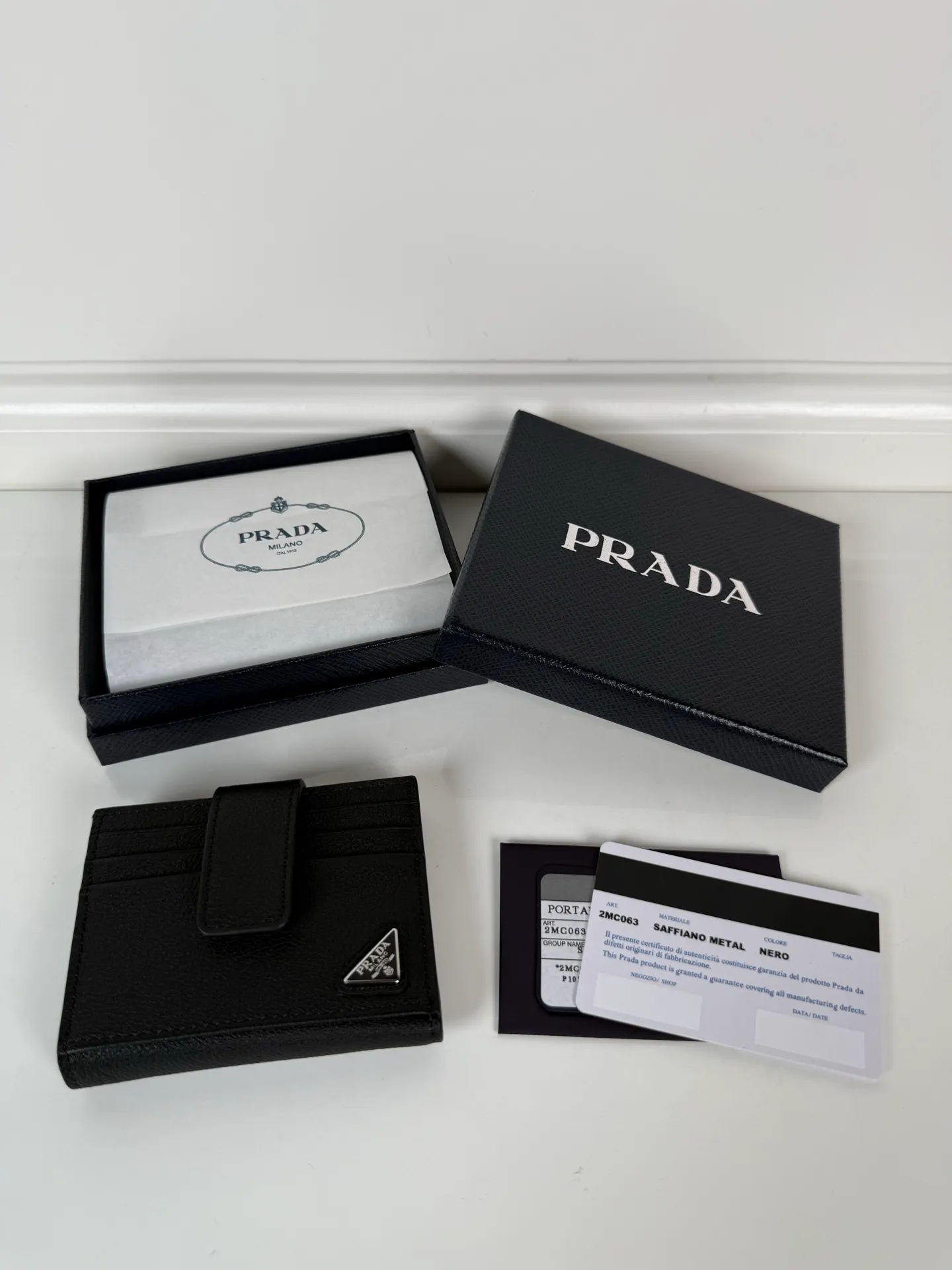 💰 480, P Home → Men's half-fold card holder, model 2MC063, made of deerskin and cowhide, size 10×8cm, large capacity, can hold 12 cards and a little cash/gold, simple but not simple, best-selling model at the counter🔥.