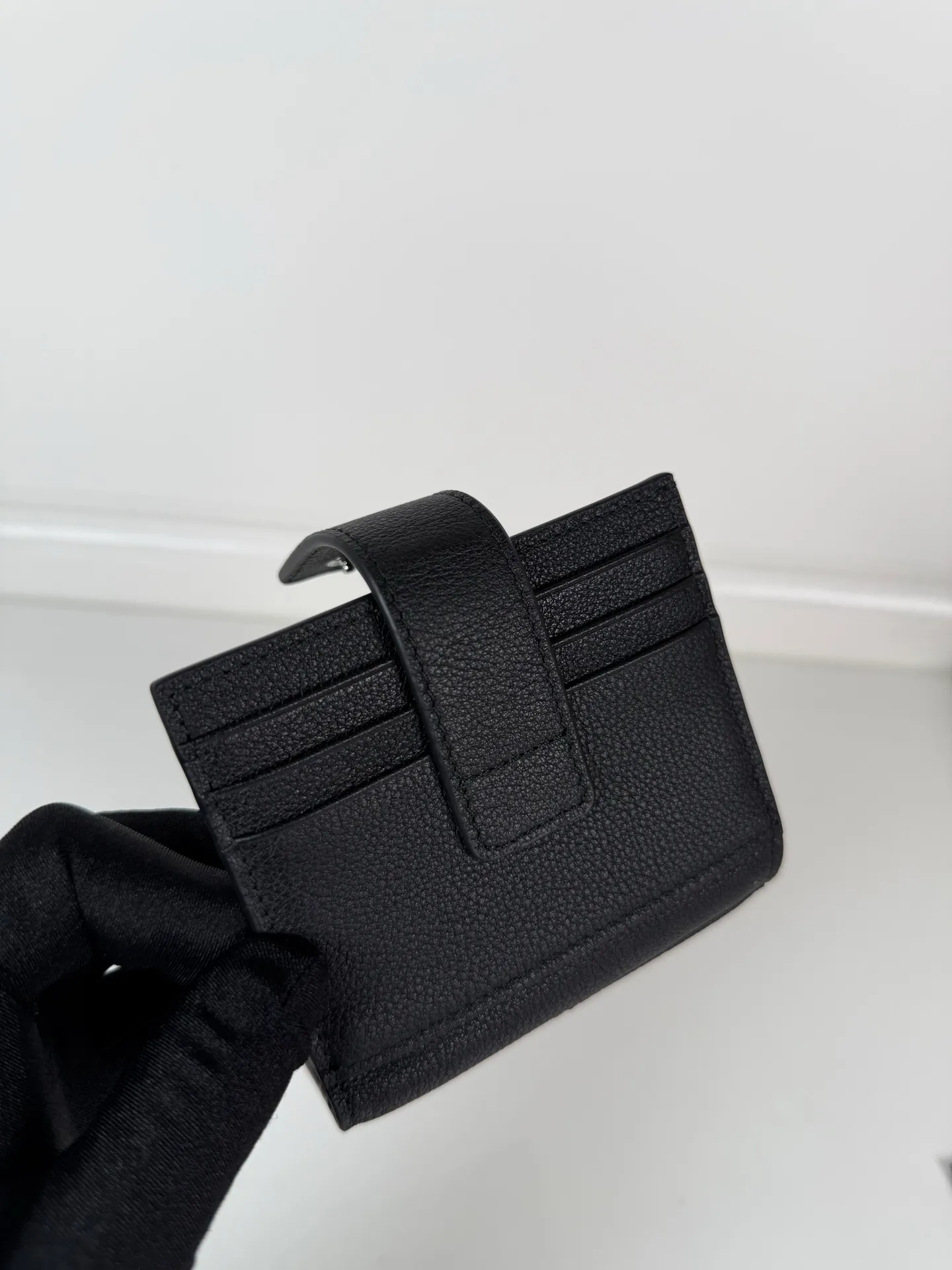 💰 480, P Home → Men's half-fold card holder, model 2MC063, made of deerskin and cowhide, size 10×8cm, large capacity, can hold 12 cards and a little cash/gold, simple but not simple, best-selling model at the counter🔥.