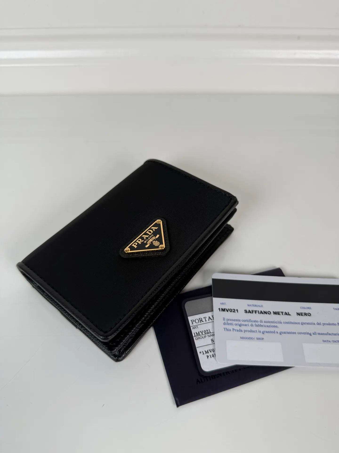 💰460, P Home→Snap-button short clip, unisex, model 1MV021, one banknote compartment, four card slots, two internal pockets, and one zipper pocket, size 11.2x8.5cm, fully functional, simple and elegant, well-made and full of texture, moderate size to put in the bag for easy storage when traveling, 🔥 Popular style worth recommending [strong][strong]