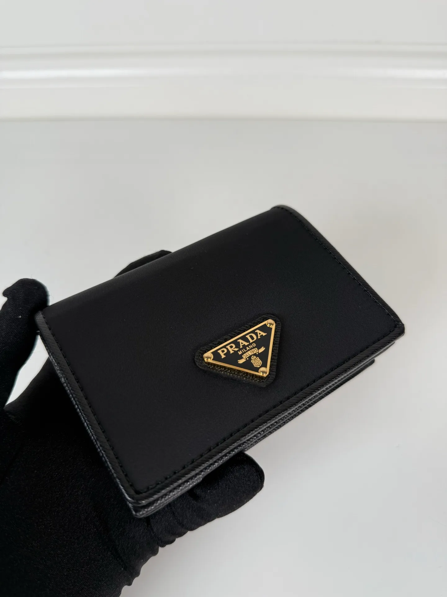 💰460, P Home→Snap-button short clip, unisex, model 1MV021, one banknote compartment, four card slots, two internal pockets, and one zipper pocket, size 11.2x8.5cm, fully functional, simple and elegant, well-made and full of texture, moderate size to put in the bag for easy storage when traveling, 🔥 Popular style worth recommending [strong][strong]