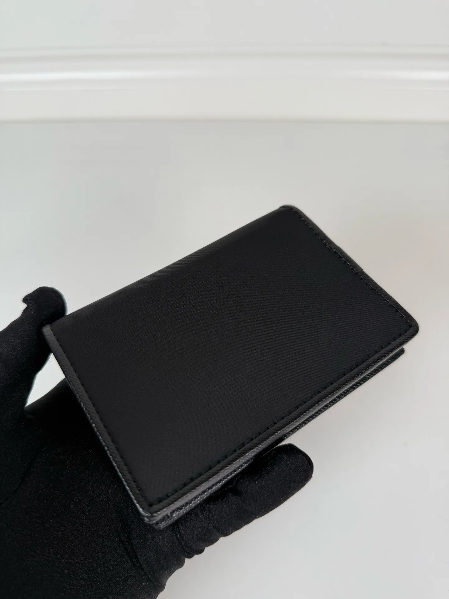 💰460, P Home→Snap-button short clip, unisex, model 1MV021, one banknote compartment, four card slots, two internal pockets, and one zipper pocket, size 11.2x8.5cm, fully functional, simple and elegant, well-made and full of texture, moderate size to put in the bag for easy storage when traveling, 🔥 Popular style worth recommending [strong][strong]