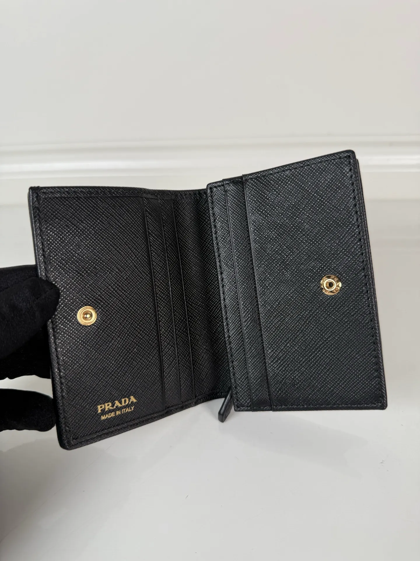 💰460, P Home→Snap-button short clip, unisex, model 1MV021, one banknote compartment, four card slots, two internal pockets, and one zipper pocket, size 11.2x8.5cm, fully functional, simple and elegant, well-made and full of texture, moderate size to put in the bag for easy storage when traveling, 🔥 Popular style worth recommending [strong][strong]
