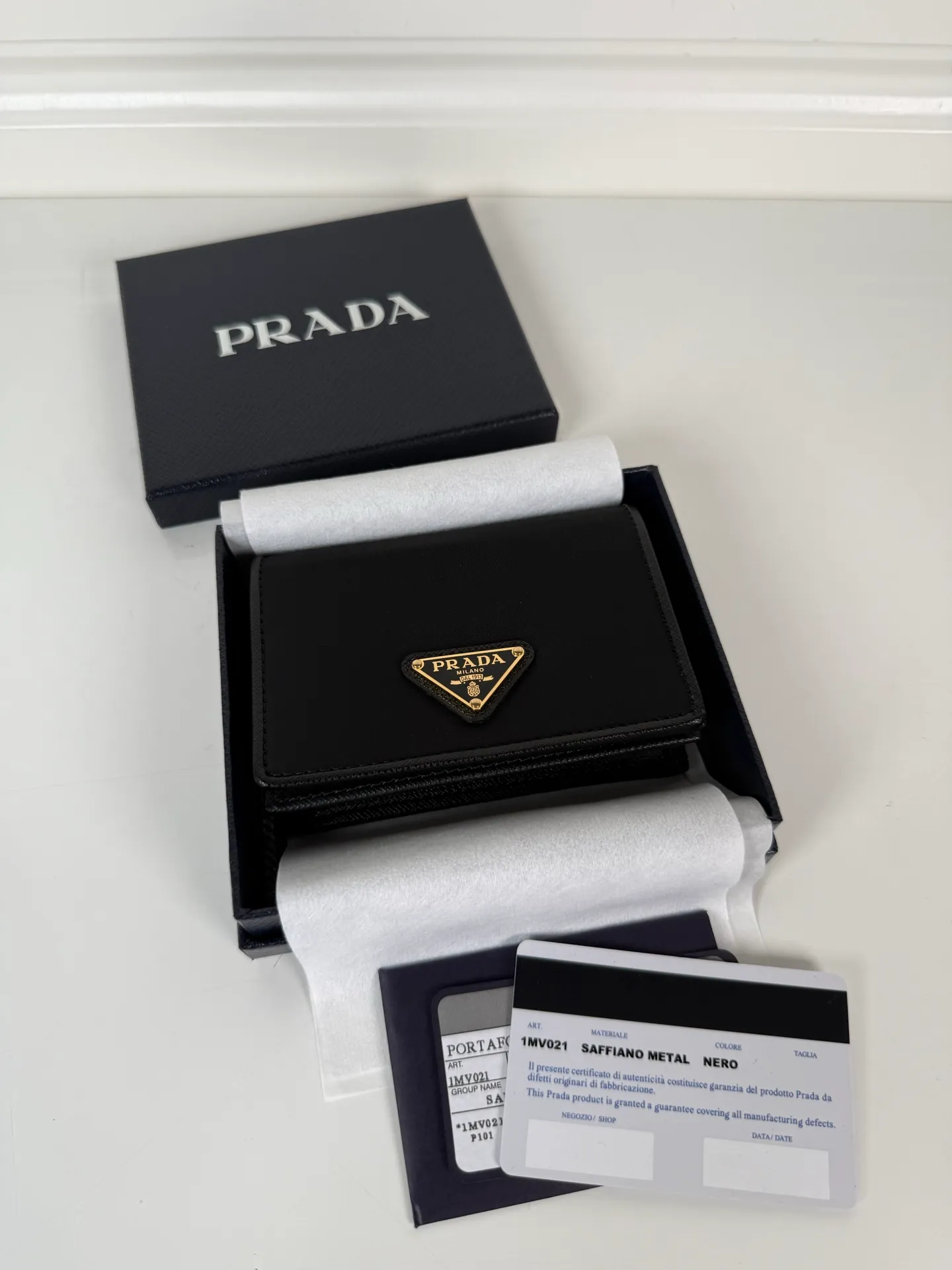 💰460, P Home→Snap-button short clip, unisex, model 1MV021, one banknote compartment, four card slots, two internal pockets, and one zipper pocket, size 11.2x8.5cm, fully functional, simple and elegant, well-made and full of texture, moderate size to put in the bag for easy storage when traveling, 🔥 Popular style worth recommending [strong][strong]