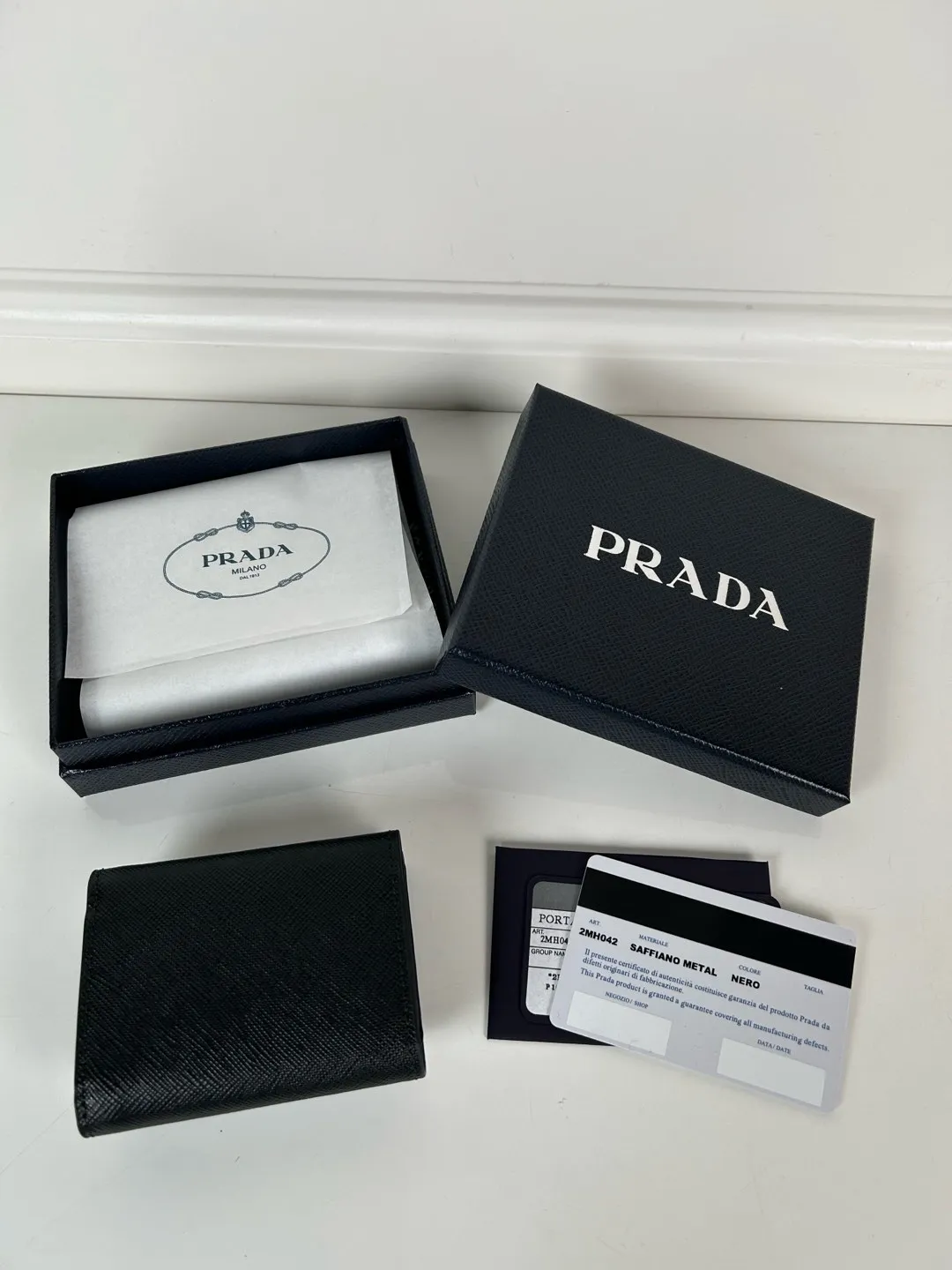 💰480, P Home ➡️ Mini tri-fold wallet for men and women, model 1MH042 with black cross pattern, length 9cm and height 6.5, one receipt compartment, three card slots inside, and one external coin pocket. The actual shooting quality is as shown in the picture
