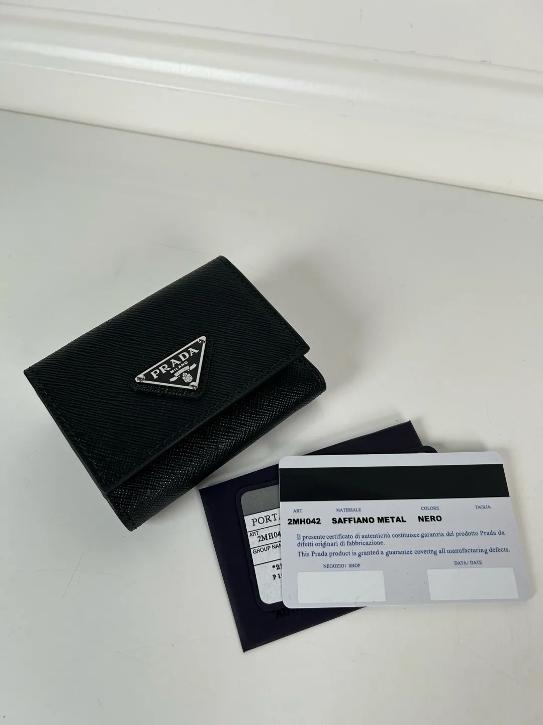 💰480, P Home ➡️ Mini tri-fold wallet for men and women, model 1MH042 with black cross pattern, length 9cm and height 6.5, one receipt compartment, three card slots inside, and one external coin pocket. The actual shooting quality is as shown in the picture