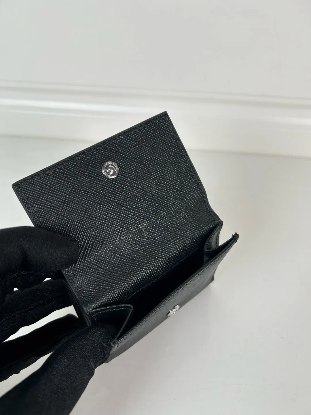 💰480, P Home ➡️ Mini tri-fold wallet for men and women, model 1MH042 with black cross pattern, length 9cm and height 6.5, one receipt compartment, three card slots inside, and one external coin pocket. The actual shooting quality is as shown in the picture