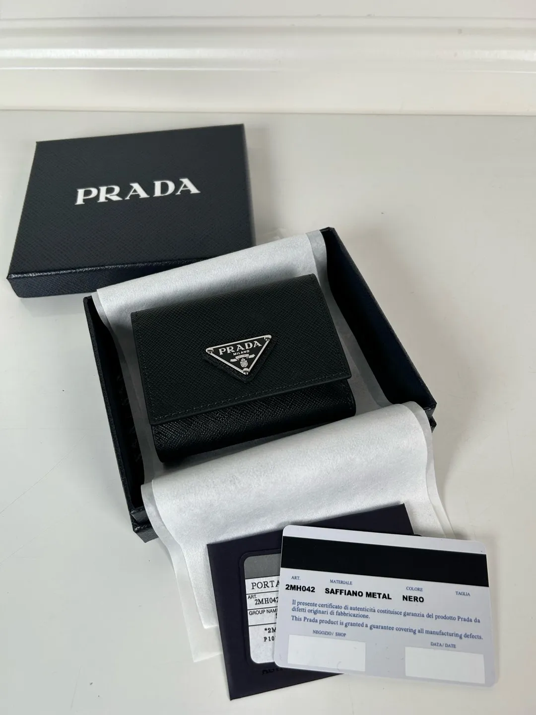 💰480, P Home ➡️ Mini tri-fold wallet for men and women, model 1MH042 with black cross pattern, length 9cm and height 6.5, one receipt compartment, three card slots inside, and one external coin pocket. The actual shooting quality is as shown in the picture