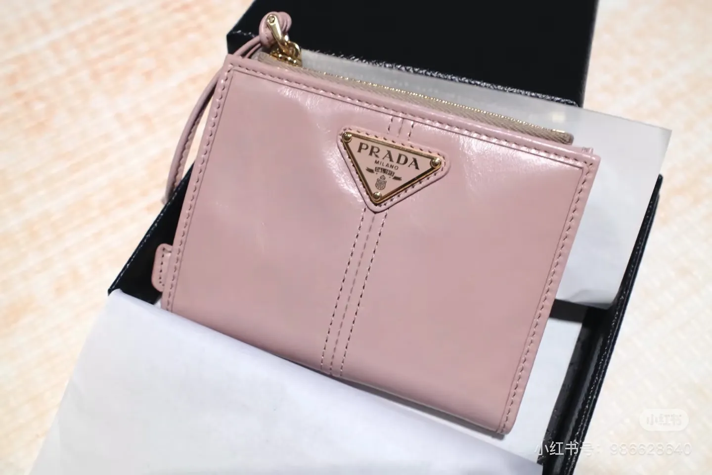 💰440, P Home ➡️ Unisex short wallet, model 1ML050, made of pink waxed leather, eight card slots, one receipt compartment, one zipper coin bag, length 11.5cm, height 9.5cm, 175 steel stamp, meticulous workmanship as shown in the picture