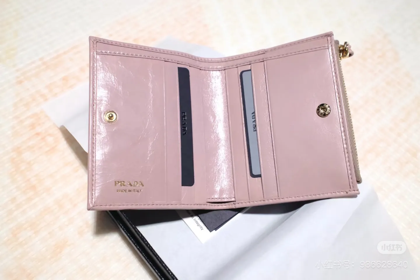 💰440, P Home ➡️ Unisex short wallet, model 1ML050, made of pink waxed leather, eight card slots, one receipt compartment, one zipper coin bag, length 11.5cm, height 9.5cm, 175 steel stamp, meticulous workmanship as shown in the picture
