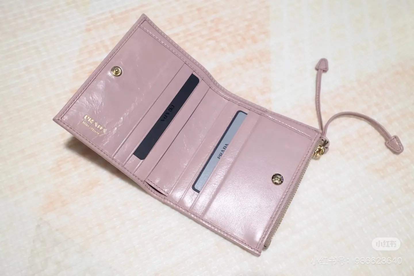 💰440, P Home ➡️ Unisex short wallet, model 1ML050, made of pink waxed leather, eight card slots, one receipt compartment, one zipper coin bag, length 11.5cm, height 9.5cm, 175 steel stamp, meticulous workmanship as shown in the picture