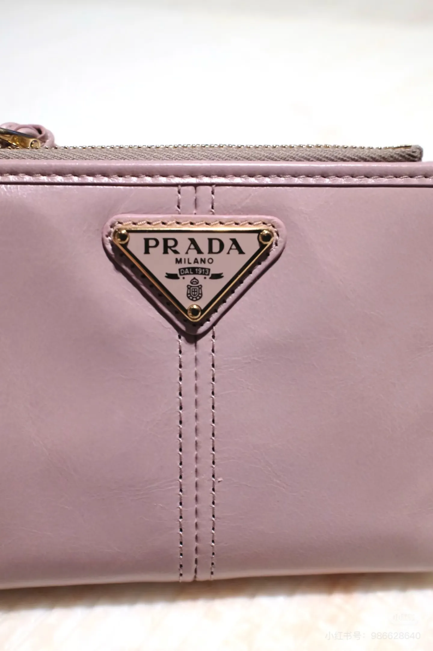 💰440, P Home ➡️ Unisex short wallet, model 1ML050, made of pink waxed leather, eight card slots, one receipt compartment, one zipper coin bag, length 11.5cm, height 9.5cm, 175 steel stamp, meticulous workmanship as shown in the picture