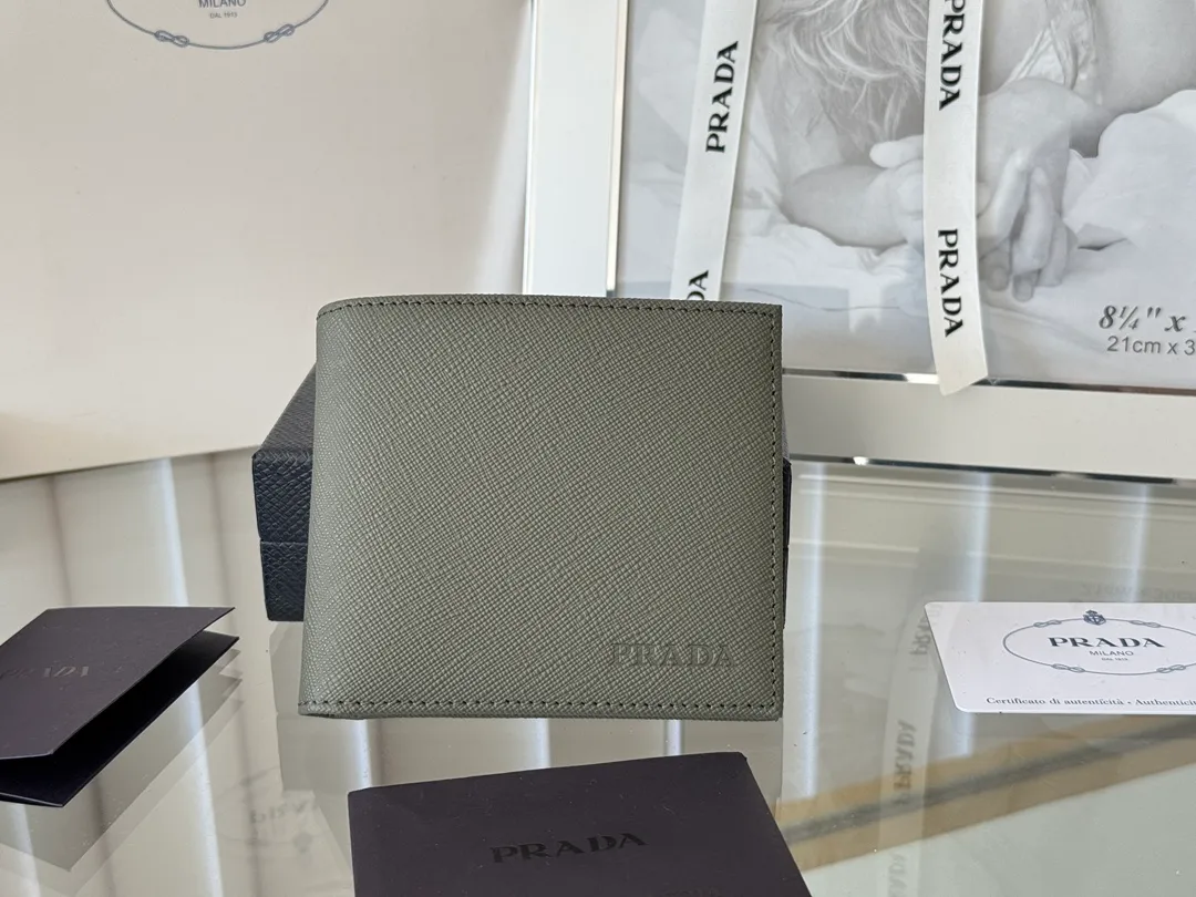 prada men's cross pattern short clip, easy to store, can hold 8 cards and cash, a must-have for men, model 2M0513, original quality, Saffiano cross pattern➕made from imported hardware, size 11cm×9.5cm, color as shown