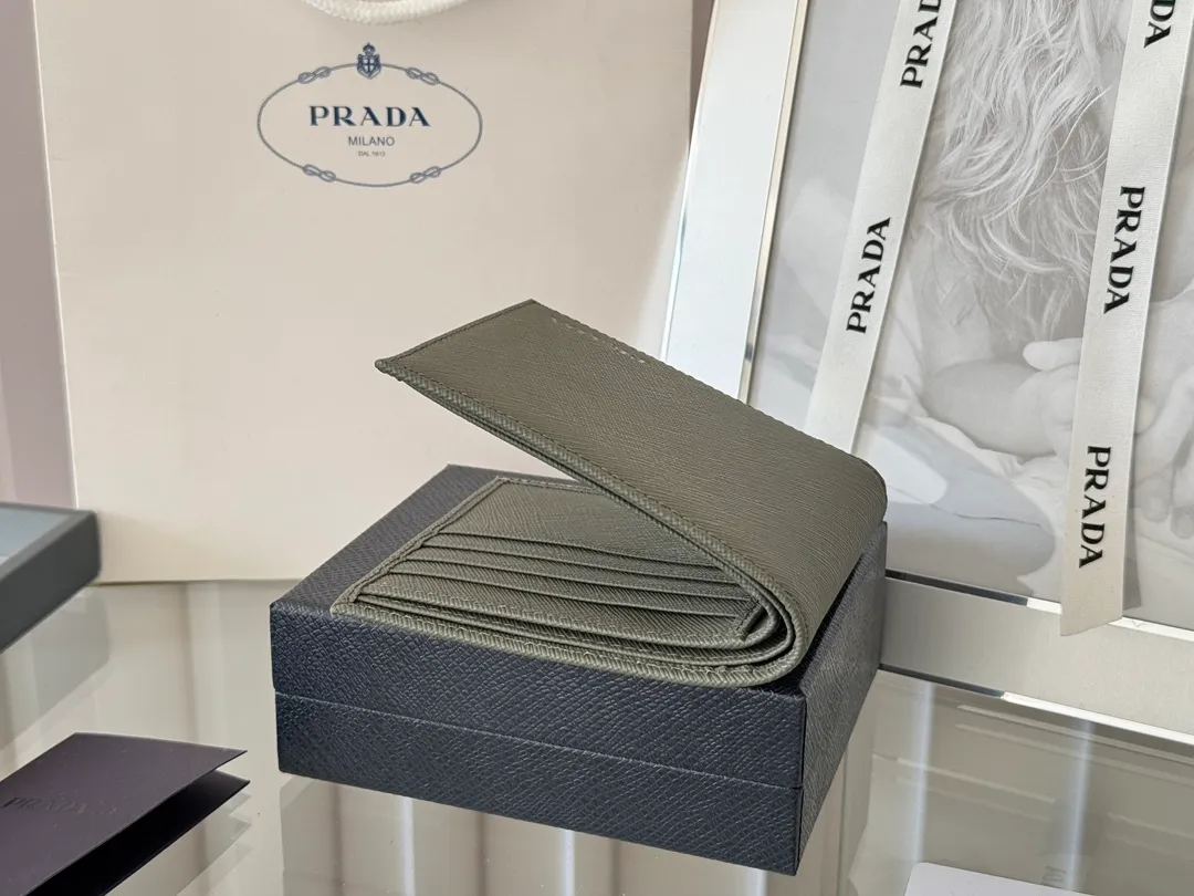 prada men's cross pattern short clip, easy to store, can hold 8 cards and cash, a must-have for men, model 2M0513, original quality, Saffiano cross pattern➕made from imported hardware, size 11cm×9.5cm, color as shown