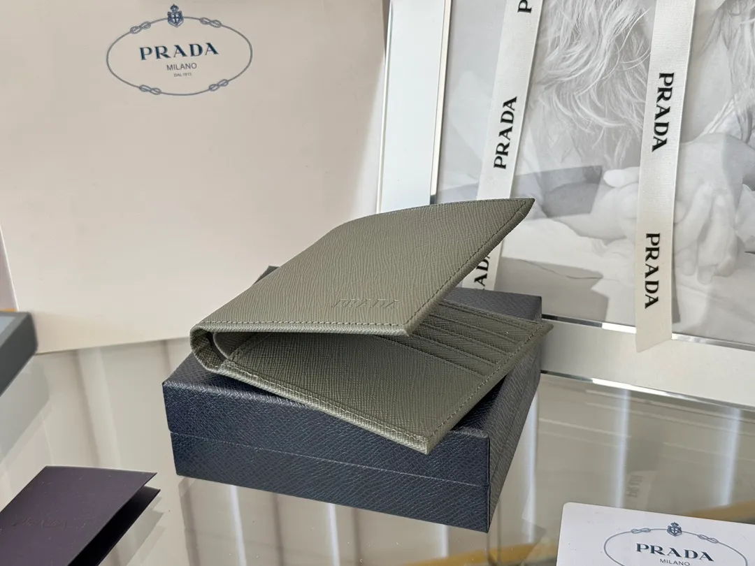 prada men's cross pattern short clip, easy to store, can hold 8 cards and cash, a must-have for men, model 2M0513, original quality, Saffiano cross pattern➕made from imported hardware, size 11cm×9.5cm, color as shown
