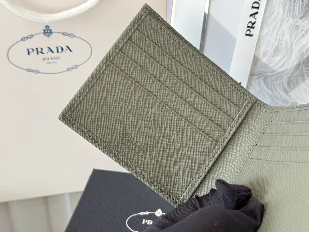 prada men's cross pattern short clip, easy to store, can hold 8 cards and cash, a must-have for men, model 2M0513, original quality, Saffiano cross pattern➕made from imported hardware, size 11cm×9.5cm, color as shown