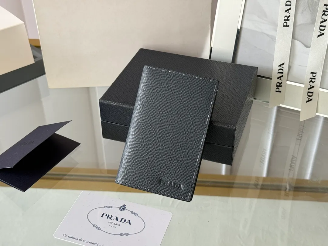 Prada cross pattern unisex card holder, can be placed in pockets, bags, and can be held in the hand. Made of cross pattern imported calfskin, pocket card holder, can hold change, 6 card slots, simple, elegant and fashionable. Model 2MC101, color as shown in the picture, size 11×7cm, original quality