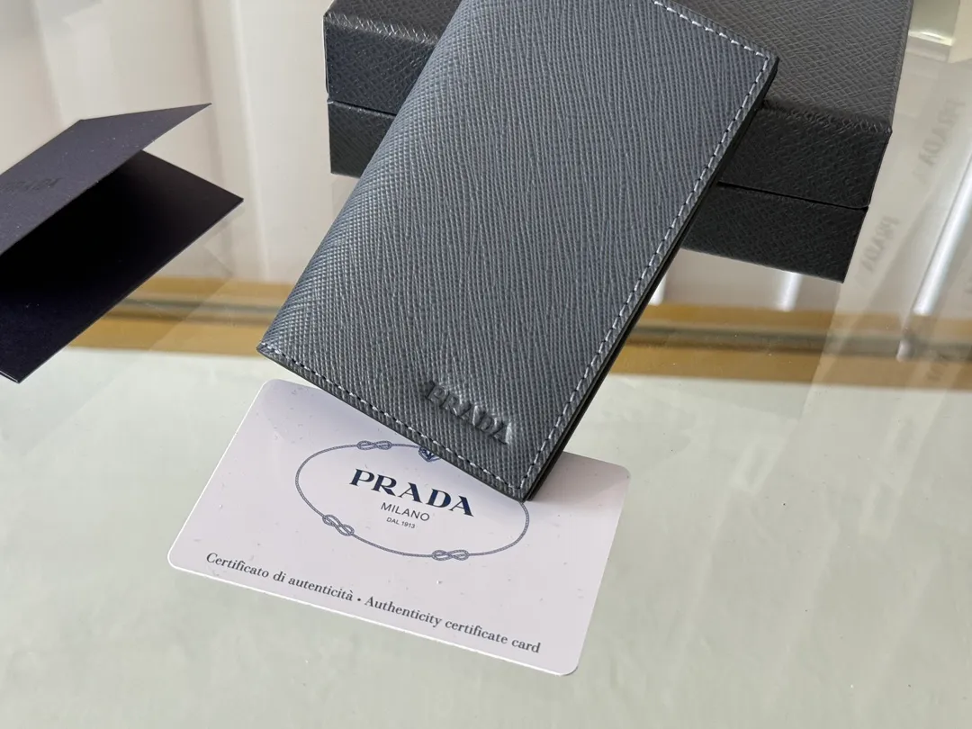 Prada cross pattern unisex card holder, can be placed in pockets, bags, and can be held in the hand. Made of cross pattern imported calfskin, pocket card holder, can hold change, 6 card slots, simple, elegant and fashionable. Model 2MC101, color as shown in the picture, size 11×7cm, original quality