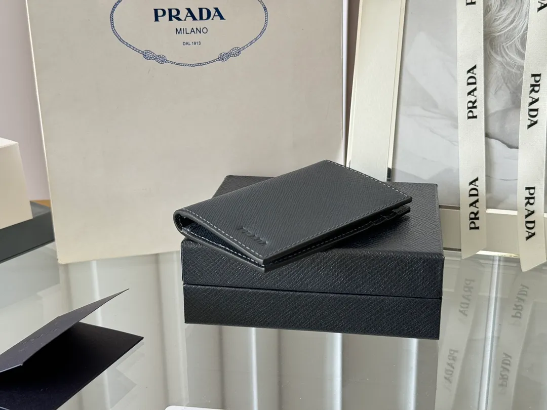 Prada cross pattern unisex card holder, can be placed in pockets, bags, and can be held in the hand. Made of cross pattern imported calfskin, pocket card holder, can hold change, 6 card slots, simple, elegant and fashionable. Model 2MC101, color as shown in the picture, size 11×7cm, original quality