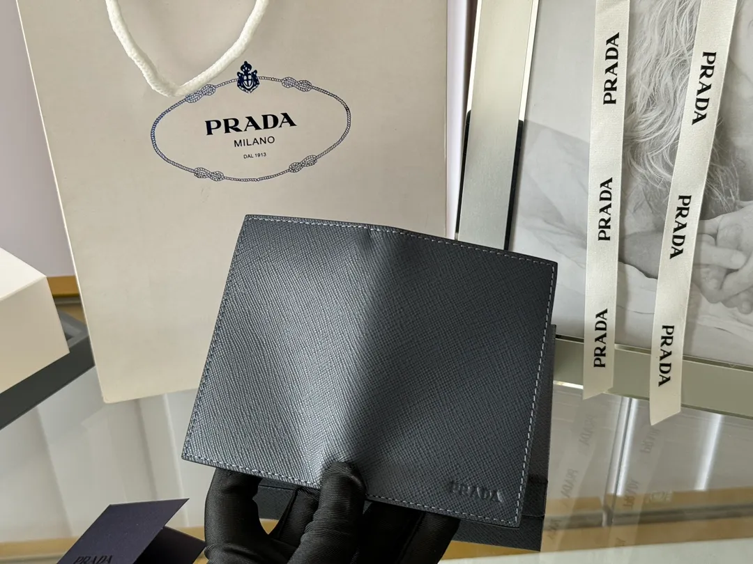 Prada cross pattern unisex card holder, can be placed in pockets, bags, and can be held in the hand. Made of cross pattern imported calfskin, pocket card holder, can hold change, 6 card slots, simple, elegant and fashionable. Model 2MC101, color as shown in the picture, size 11×7cm, original quality