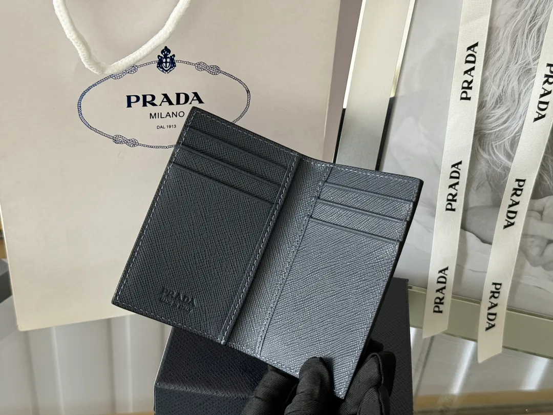 Prada cross pattern unisex card holder, can be placed in pockets, bags, and can be held in the hand. Made of cross pattern imported calfskin, pocket card holder, can hold change, 6 card slots, simple, elegant and fashionable. Model 2MC101, color as shown in the picture, size 11×7cm, original quality