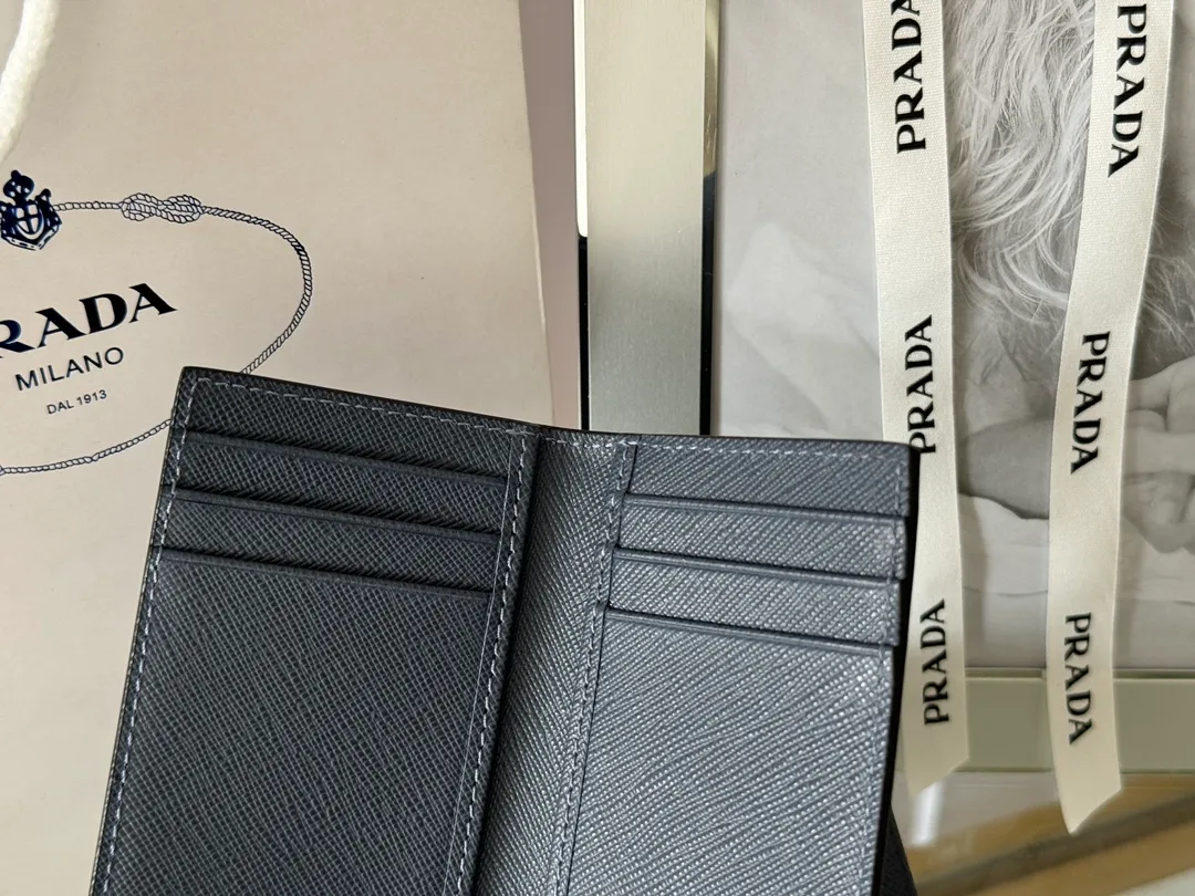 Prada cross pattern unisex card holder, can be placed in pockets, bags, and can be held in the hand. Made of cross pattern imported calfskin, pocket card holder, can hold change, 6 card slots, simple, elegant and fashionable. Model 2MC101, color as shown in the picture, size 11×7cm, original quality