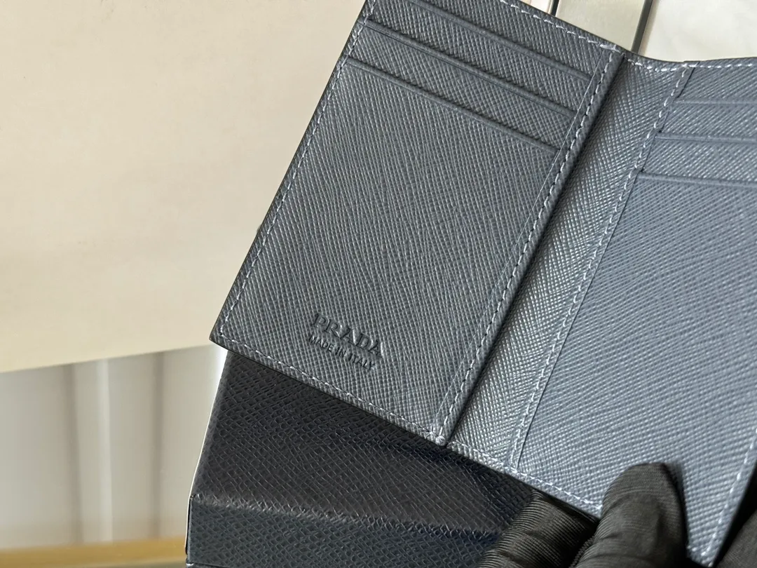 Prada cross pattern unisex card holder, can be placed in pockets, bags, and can be held in the hand. Made of cross pattern imported calfskin, pocket card holder, can hold change, 6 card slots, simple, elegant and fashionable. Model 2MC101, color as shown in the picture, size 11×7cm, original quality