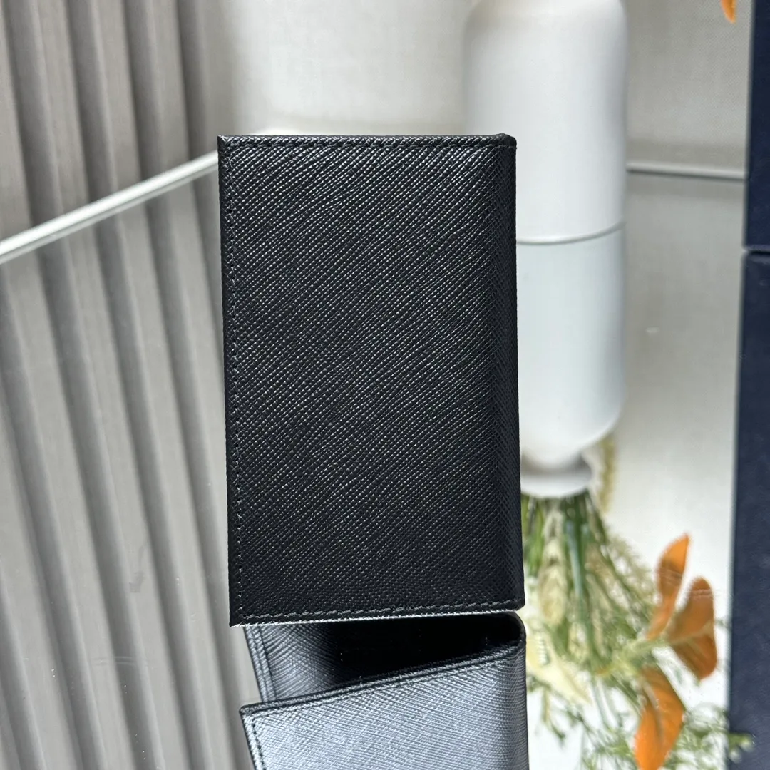 P380 [Top original order] PRADA's new card holder💼Classic, simple and fashionable, authentic development, model 2MC101, internal code 164 OEM code💋 This card holder is made of Saffiano leather and adopts a single-tone design style. The corner is decorated with the Prada triangle logo, which is elegant and beautiful. This style is designed with six bank card slots and two slip pockets inside to ensure the safety of personal belongings. It is a piece worth collecting. 🏅️🏅️🏅️Size: 11*7cm