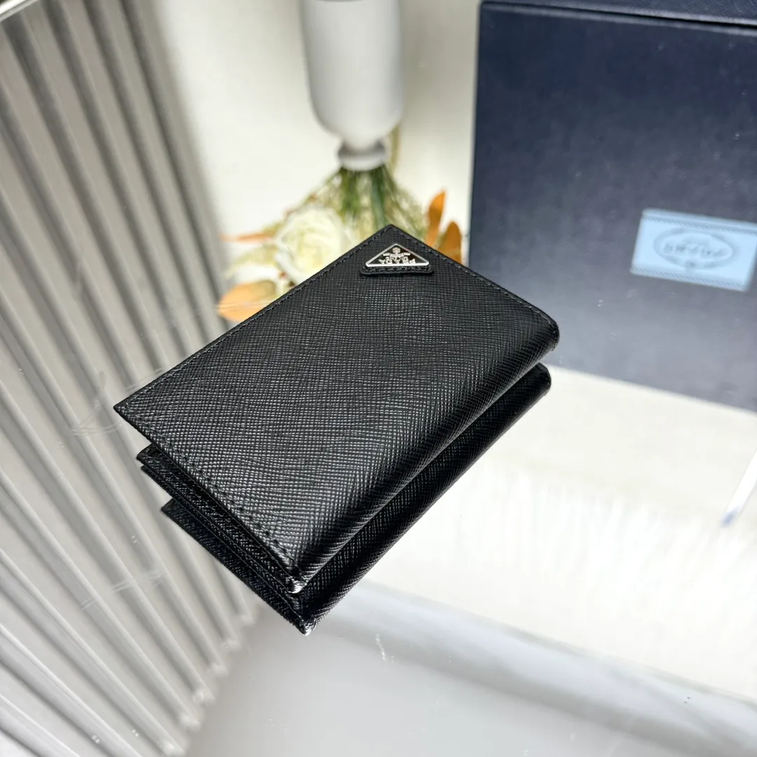 P380 [Top original order] PRADA's new card holder💼Classic, simple and fashionable, authentic development, model 2MC101, internal code 164 OEM code💋 This card holder is made of Saffiano leather and adopts a single-tone design style. The corner is decorated with the Prada triangle logo, which is elegant and beautiful. This style is designed with six bank card slots and two slip pockets inside to ensure the safety of personal belongings. It is a piece worth collecting. 🏅️🏅️🏅️Size: 11*7cm