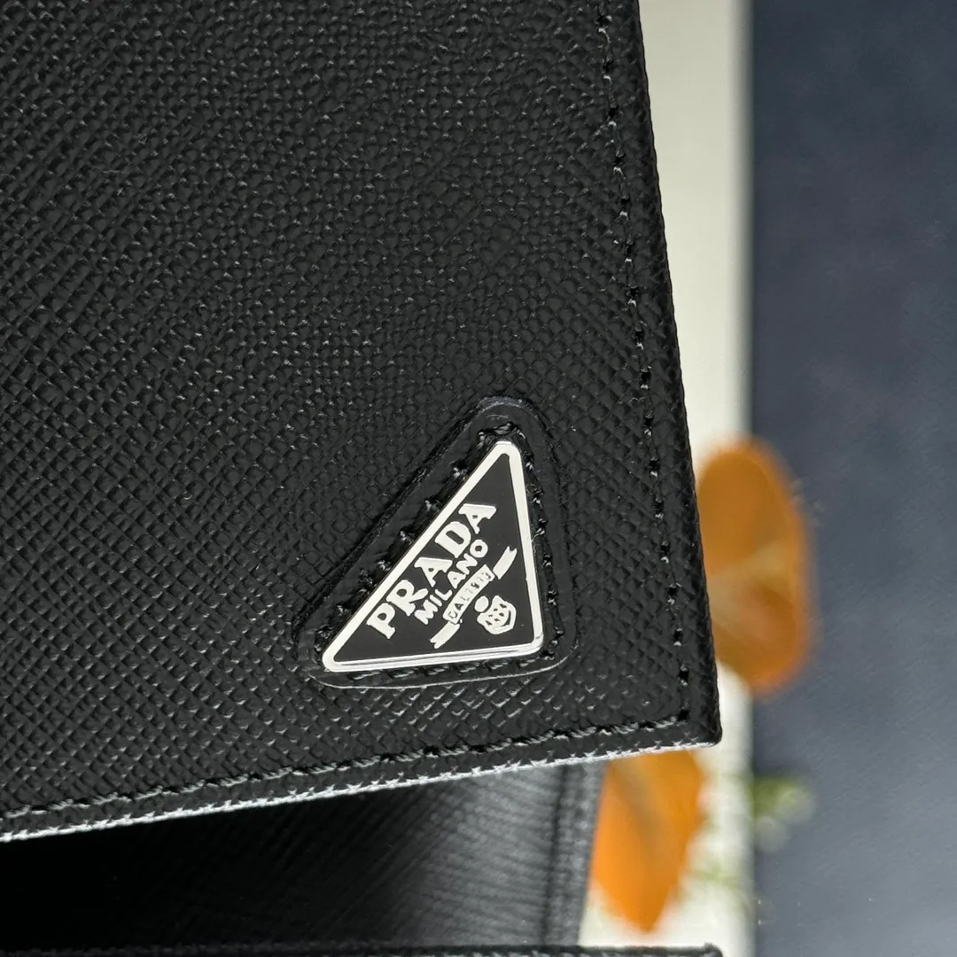 P380 [Top original order] PRADA's new card holder💼Classic, simple and fashionable, authentic development, model 2MC101, internal code 164 OEM code💋 This card holder is made of Saffiano leather and adopts a single-tone design style. The corner is decorated with the Prada triangle logo, which is elegant and beautiful. This style is designed with six bank card slots and two slip pockets inside to ensure the safety of personal belongings. It is a piece worth collecting. 🏅️🏅️🏅️Size: 11*7cm