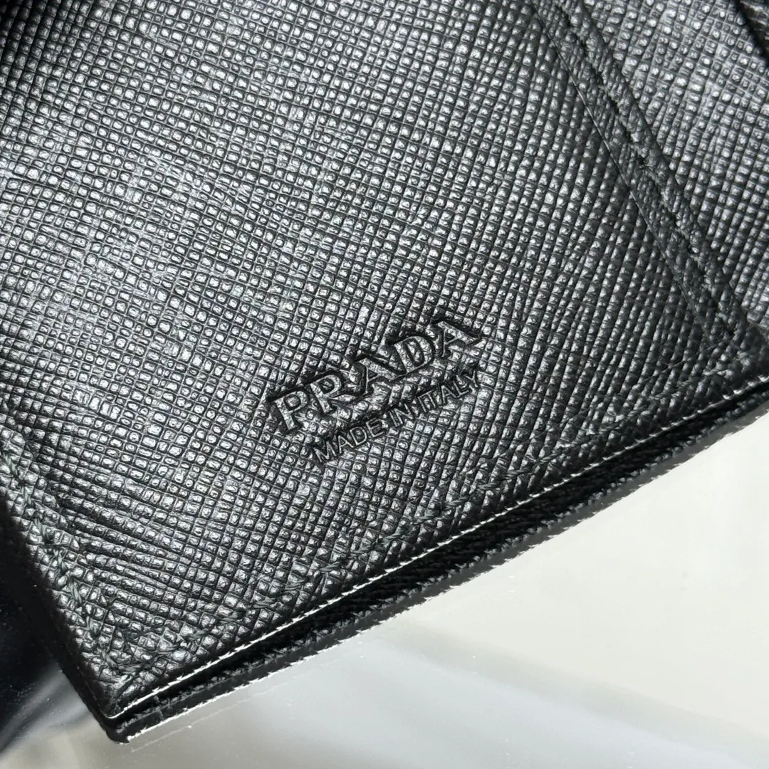 P380 [Top original order] PRADA's new card holder💼Classic, simple and fashionable, authentic development, model 2MC101, internal code 164 OEM code💋 This card holder is made of Saffiano leather and adopts a single-tone design style. The corner is decorated with the Prada triangle logo, which is elegant and beautiful. This style is designed with six bank card slots and two slip pockets inside to ensure the safety of personal belongings. It is a piece worth collecting. 🏅️🏅️🏅️Size: 11*7cm