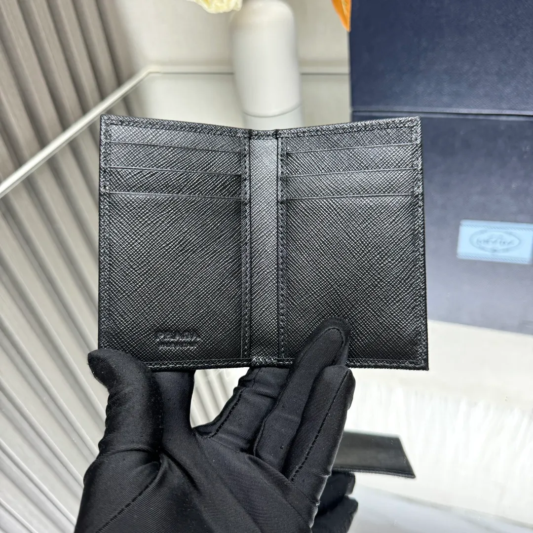 P380 [Top original order] PRADA's new card holder💼Classic, simple and fashionable, authentic development, model 2MC101, internal code 164 OEM code💋 This card holder is made of Saffiano leather and adopts a single-tone design style. The corner is decorated with the Prada triangle logo, which is elegant and beautiful. This style is designed with six bank card slots and two slip pockets inside to ensure the safety of personal belongings. It is a piece worth collecting. 🏅️🏅️🏅️Size: 11*7cm