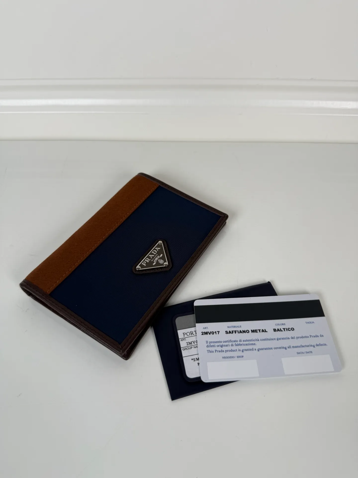 💰400, P Home➡️Male and female wallet + passport book📓, a must-have for business trips✈️, model: 2MV017, made of imported suede + nylon fabric, 3 card slots, 3 inner ticket pockets, size: 9.5*14cm, 175 steel stamp, the dollar order quality is as shown in the picture