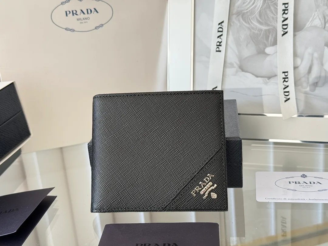 prada men's cross pattern short clip, easy to store, can hold 8 cards and cash, a must-have for men, model 2M0513, original quality, Saffiano cross pattern➕made from imported hardware, size 11cm×9.5cm, color as shown