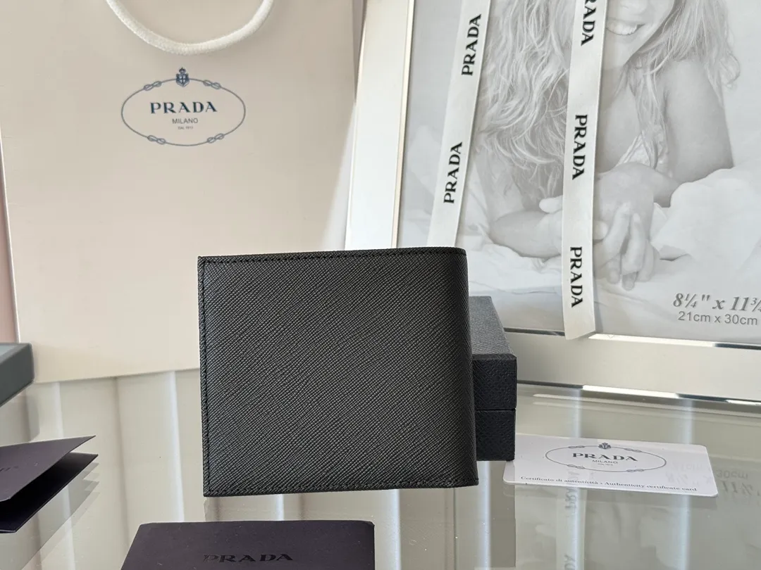prada men's cross pattern short clip, easy to store, can hold 8 cards and cash, a must-have for men, model 2M0513, original quality, Saffiano cross pattern➕made from imported hardware, size 11cm×9.5cm, color as shown